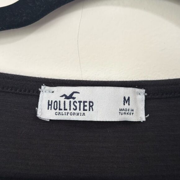 Hollister Textured V-Neck Cropped Black Top Medium - Picture 2 of 4